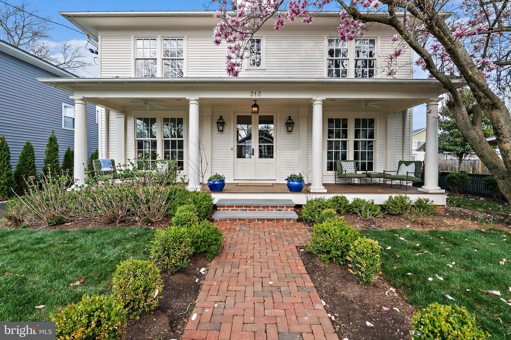 313 Washington Street Annapolis, MD 21403 - Photo 3 of 114 front view of a house with a yard