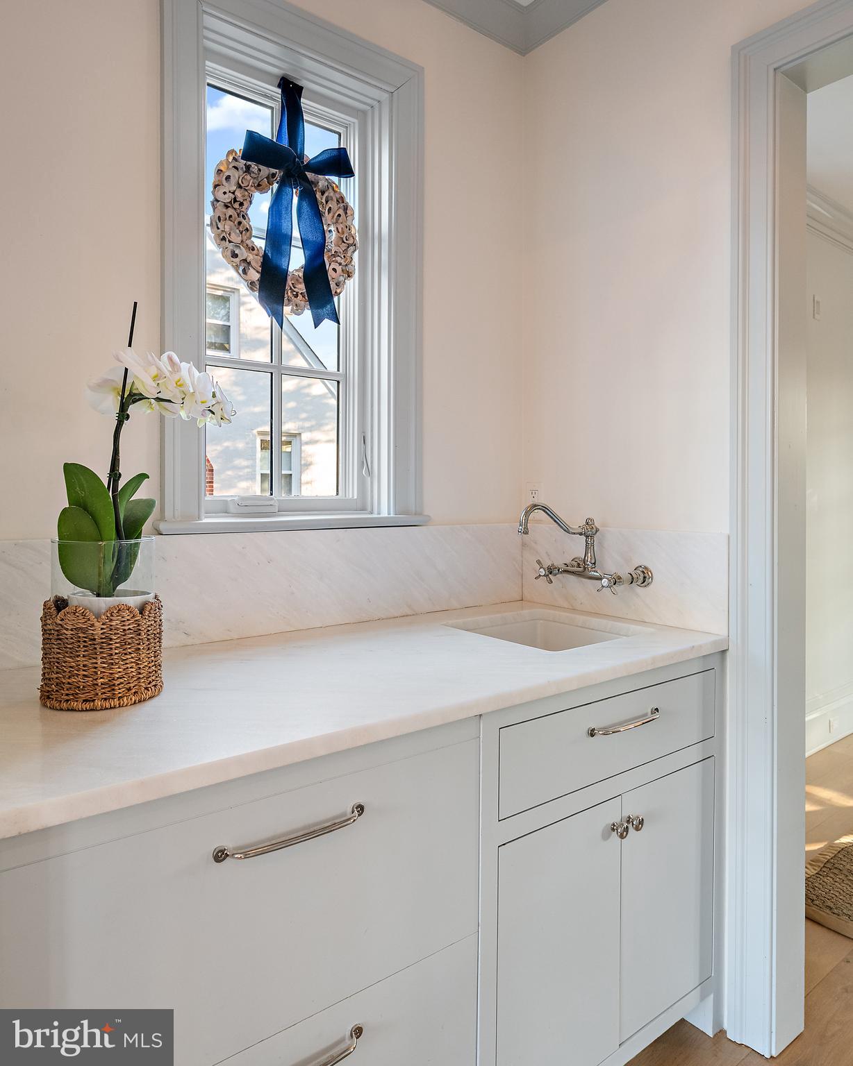 313 Washington Street Annapolis, MD 21403 - Photo 43 of 114 Butler's pantry and wet bar on main level