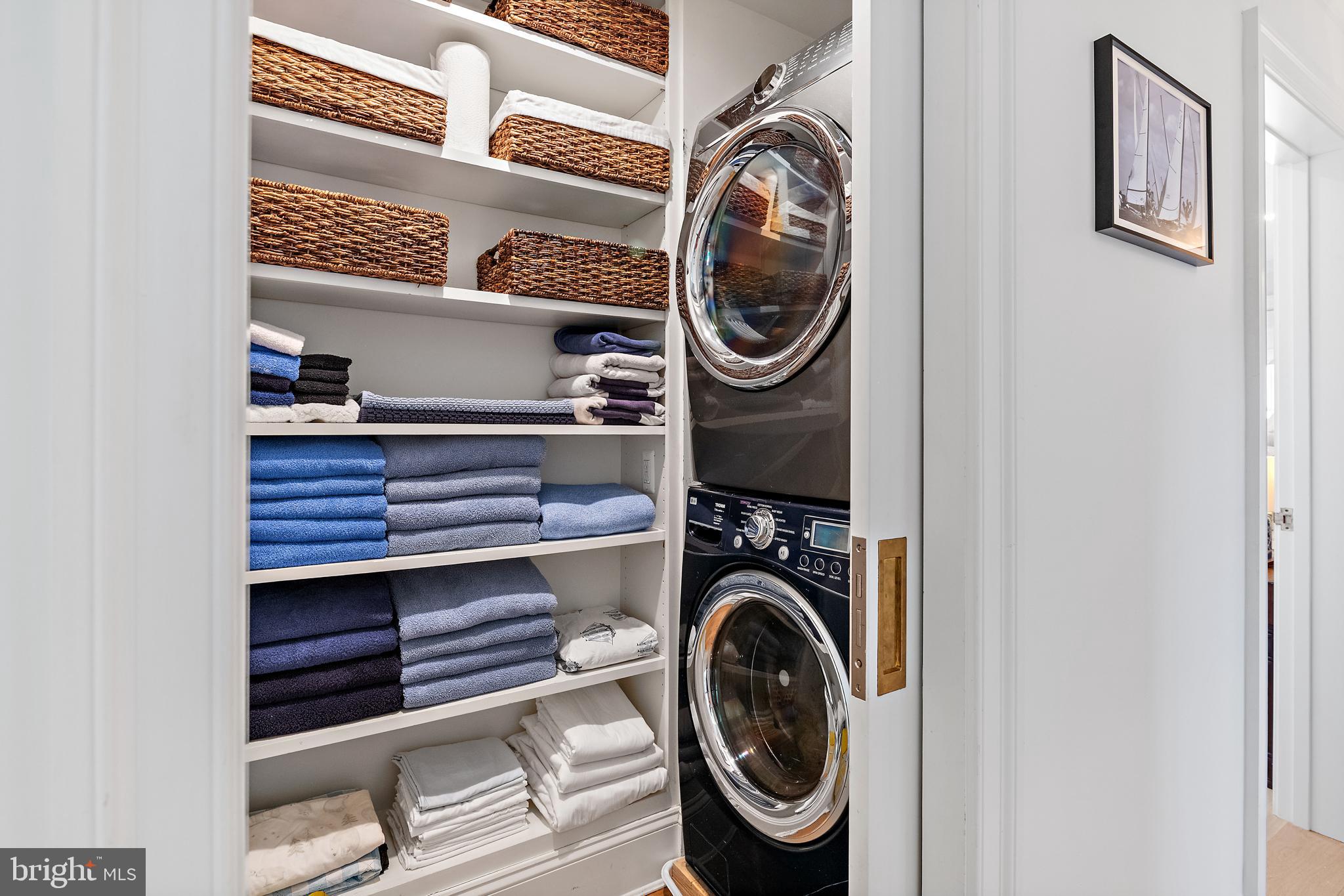 313 Washington Street Annapolis, MD 21403 - Photo 63 of 114 a utility room with dryer and washer