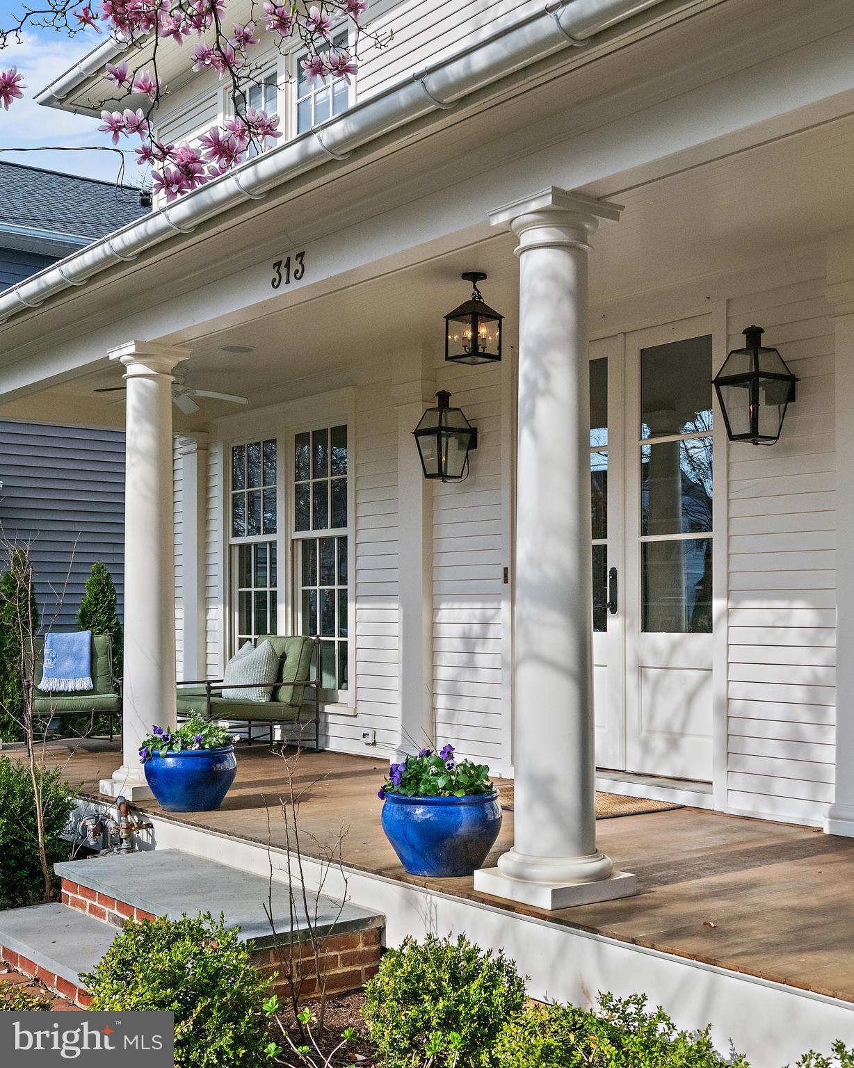313 Washington Street Annapolis, MD 21403 - Photo 7 of 114 a front view of a house with outdoor space