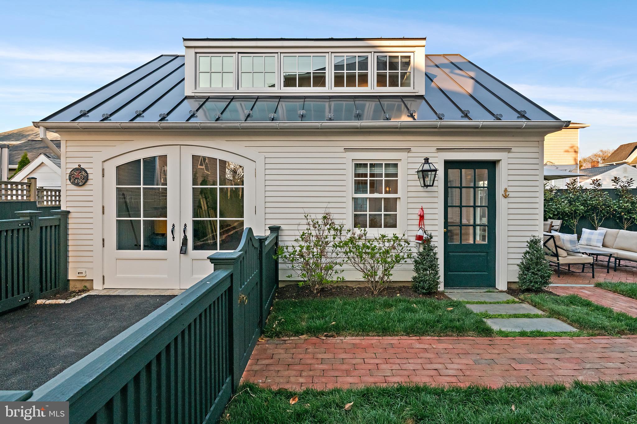 313 Washington Street Annapolis, MD 21403 - Photo 71 of 114 a front view of a house with a yard and potted plants
