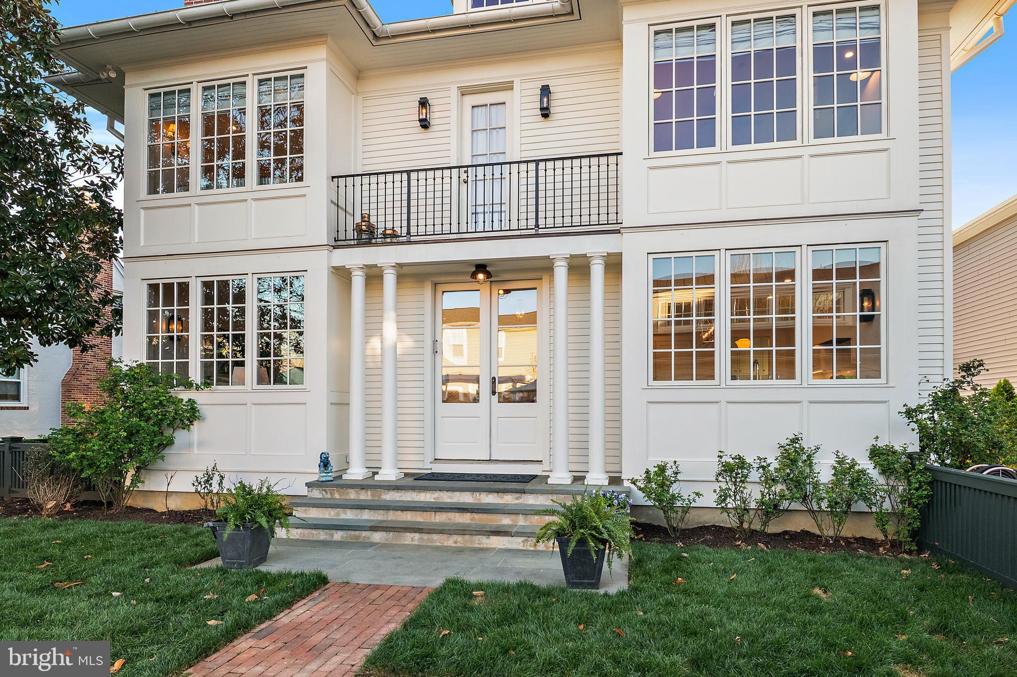 313 Washington Street Annapolis, MD 21403 - Photo 73 of 114 a front view of a house with a garden