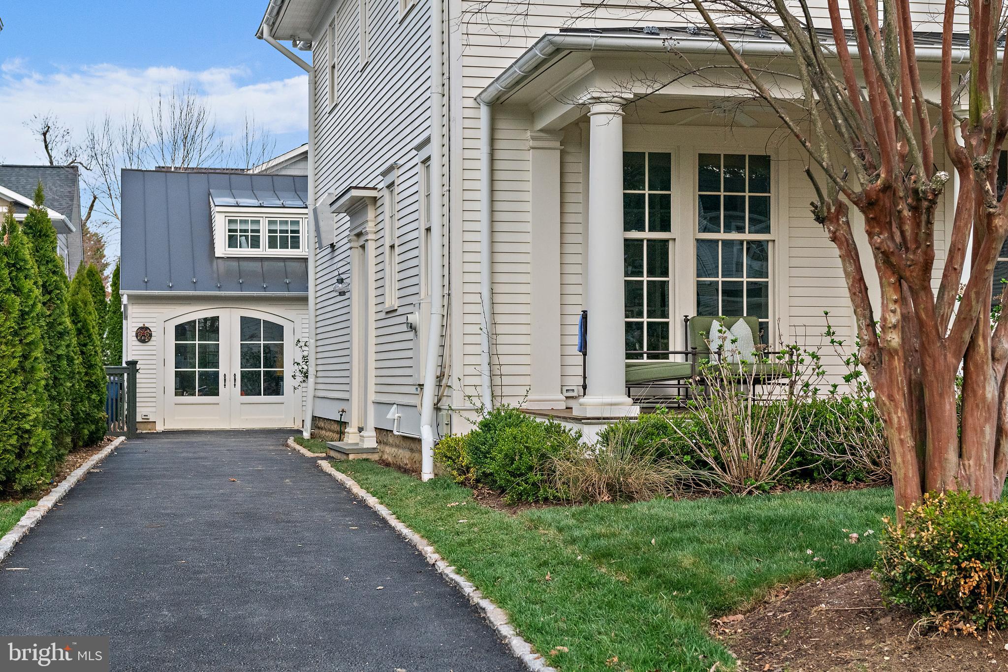 313 Washington Street Annapolis, MD 21403 - Photo 8 of 114 a front view of a house with a yard