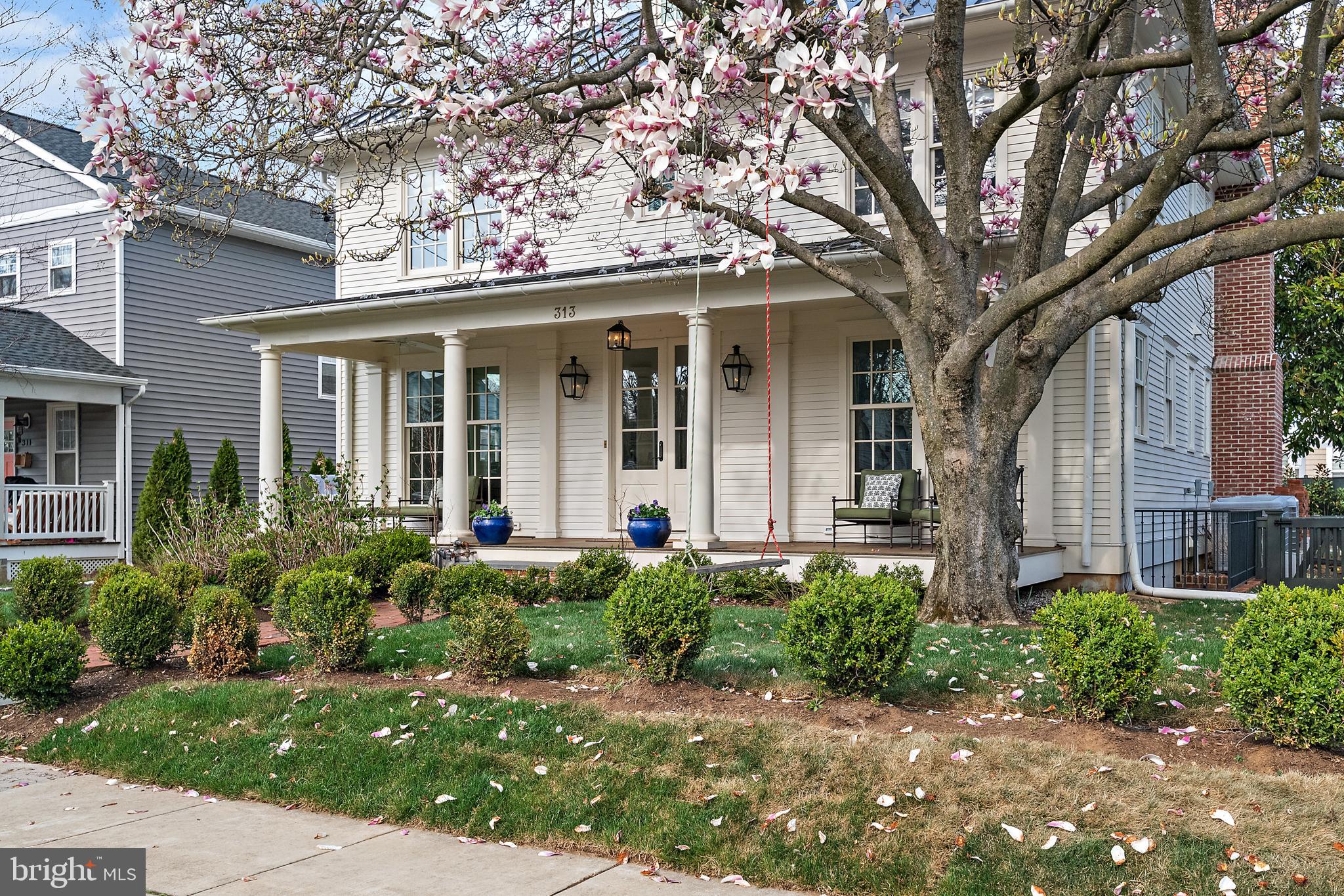 313 Washington Street Annapolis, MD 21403 - Photo 9 of 114 a front view of a house with garden