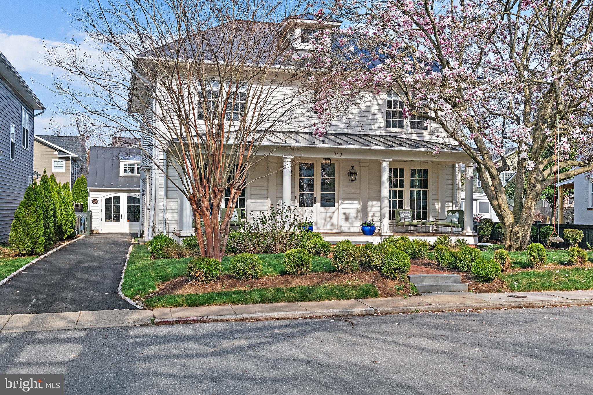 313 Washington Street Annapolis, MD 21403 - Photo 10 of 114 a front view of a house with garden