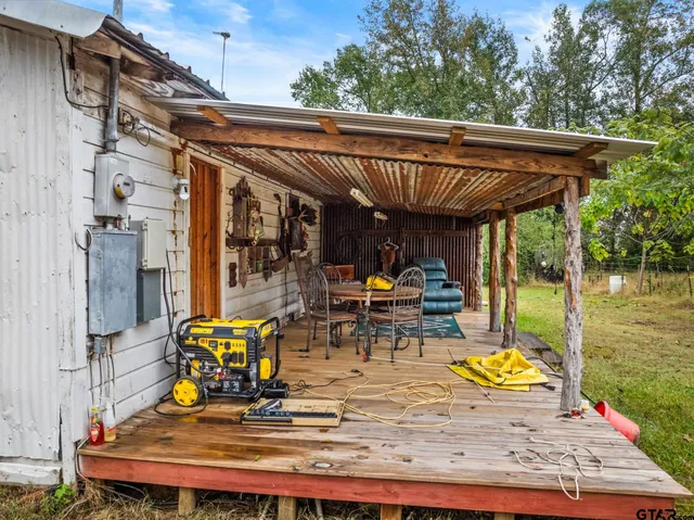 a view of a house with backyard