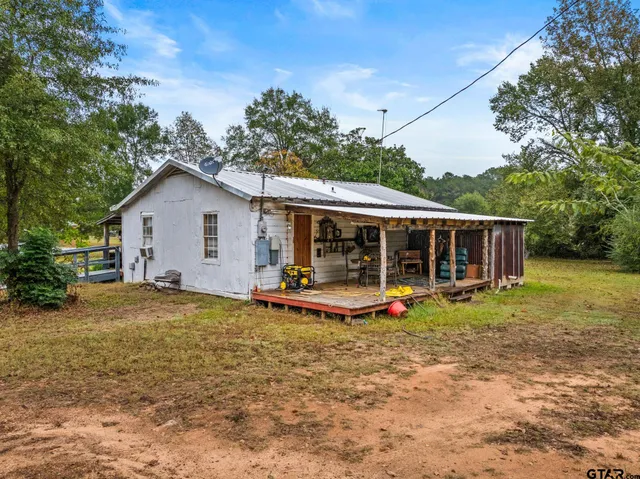 a view of a house with backyard area and garden