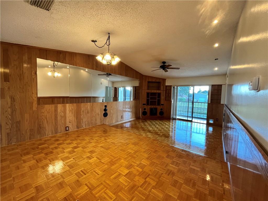 9449 Boca Cove Circle, Unit 914 Boca Raton, FL 33428 - Photo 8 of 17 Living room