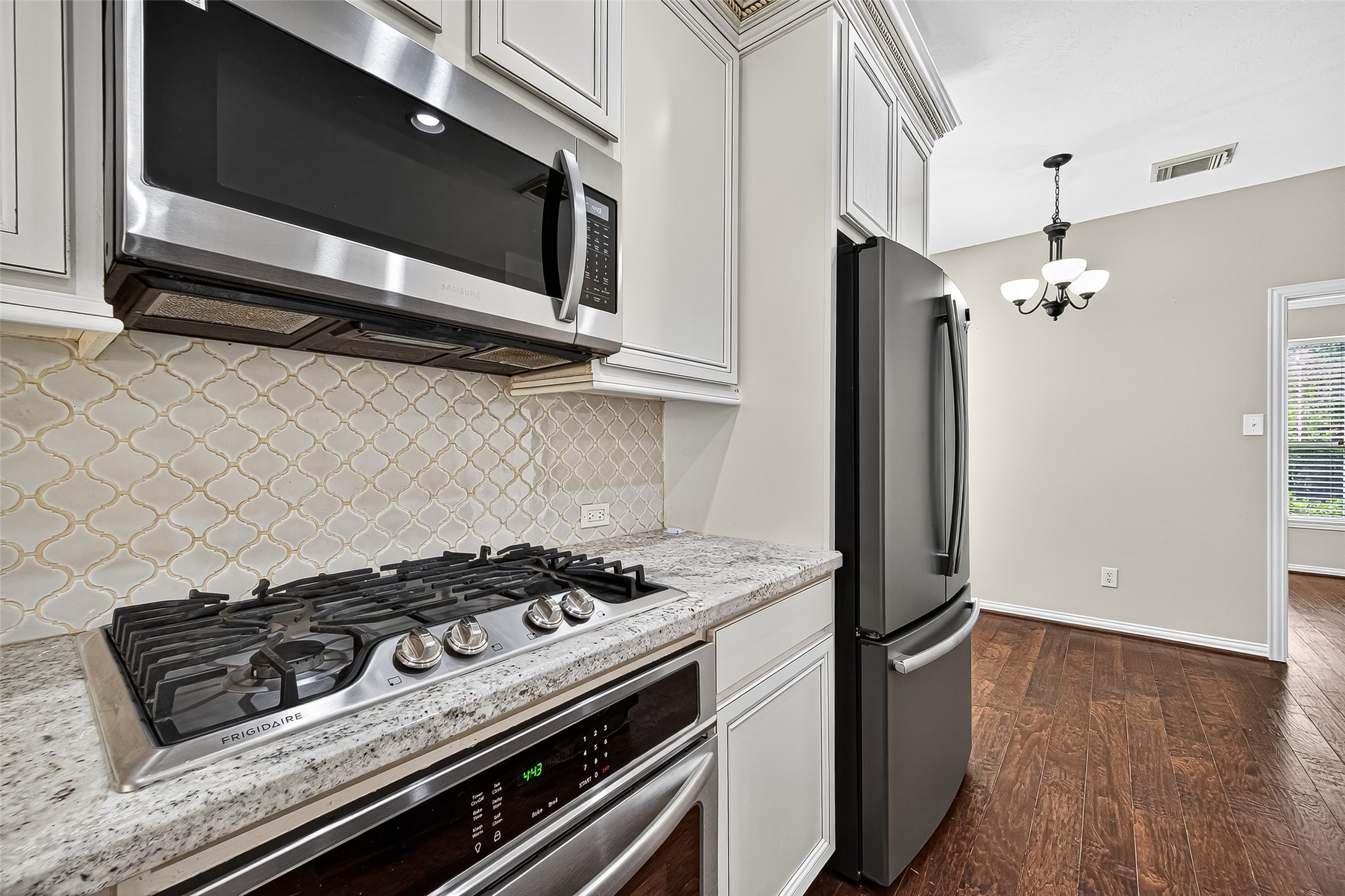 30 Whetstone Ridge Way The Woodlands, TX 77382 - Photo 18 of 39 a kitchen with a stove and a microwave