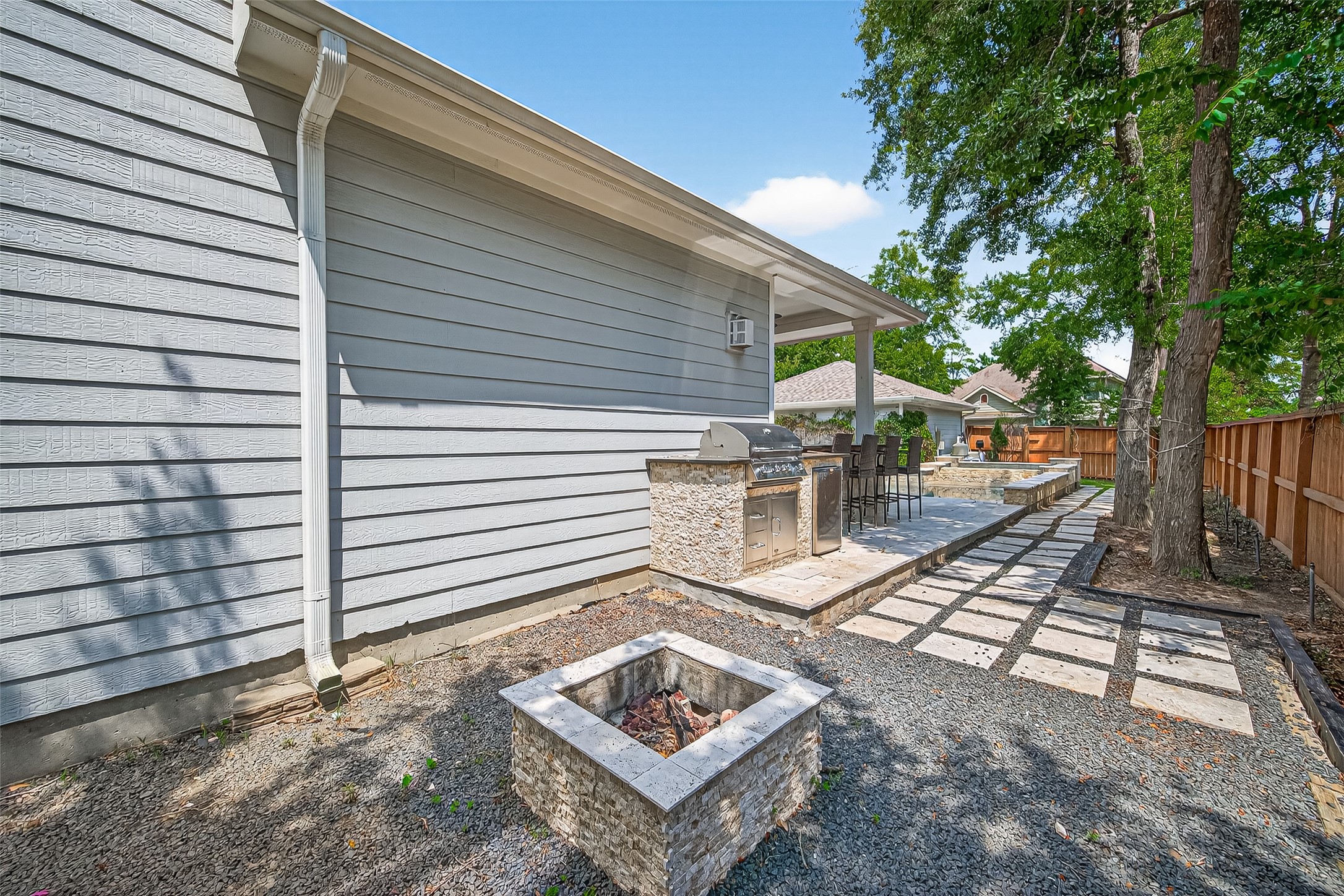 30 Whetstone Ridge Way The Woodlands, TX 77382 - Photo 36 of 39 a view of a patio with table and chairs and wooden fence