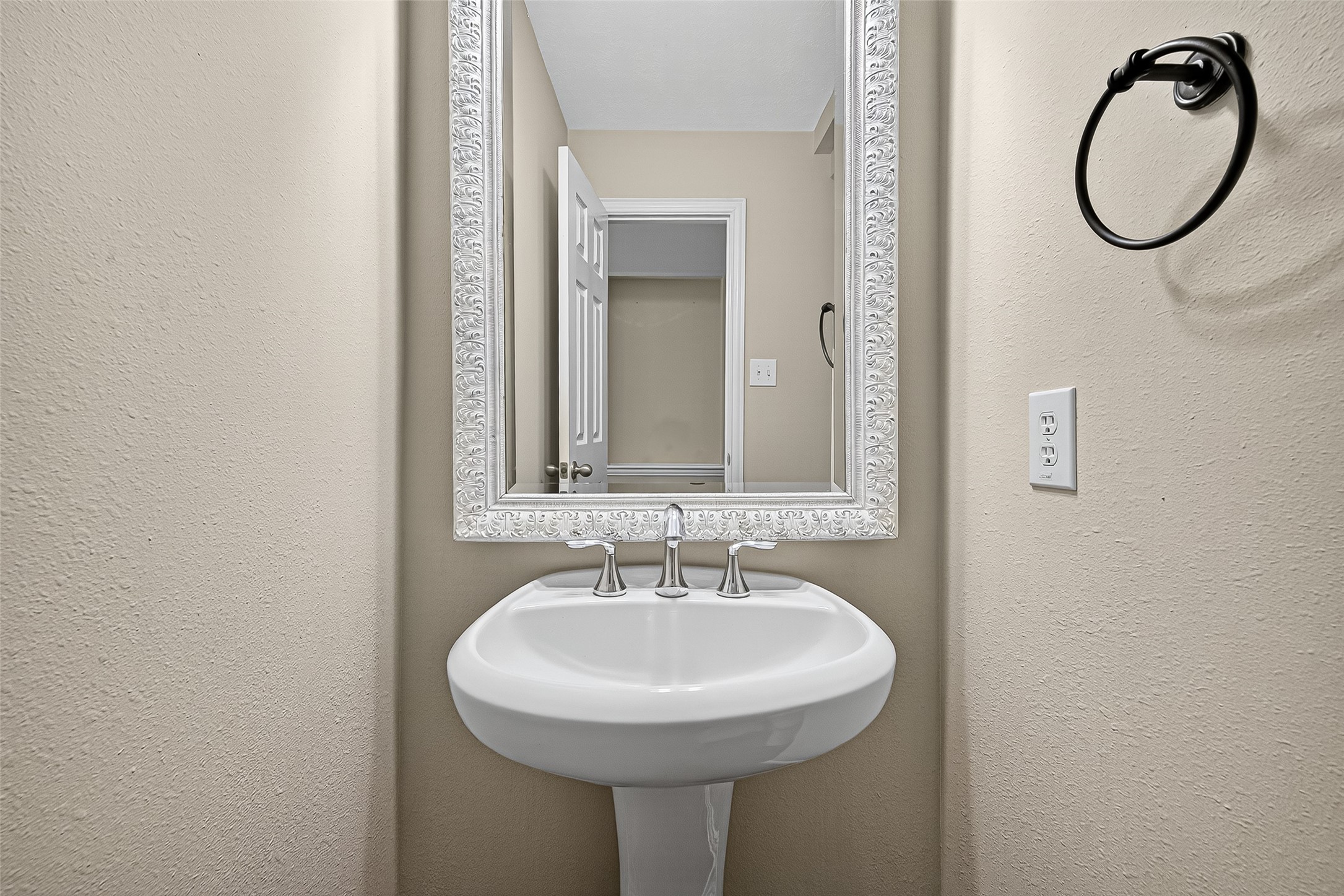 30 Whetstone Ridge Way The Woodlands, TX 77382 - Photo 10 of 39 a bathroom with a sink and a mirror