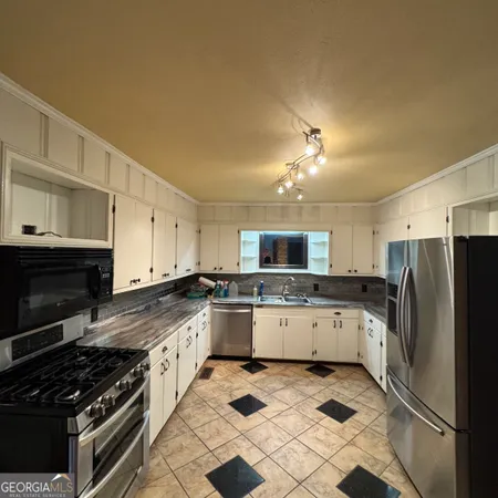a view of room with a ceiling fan