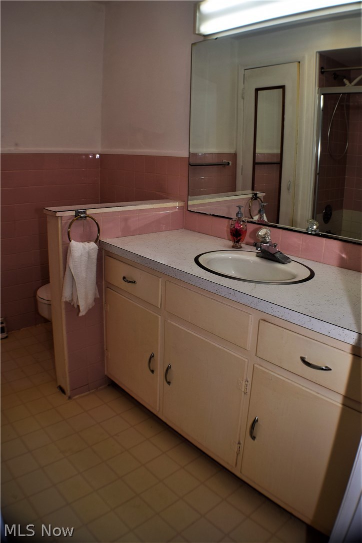 38016 Center Ridge Road North Ridgeville, OH 44039 - Photo 20 of 24 First Floor Full Bath!