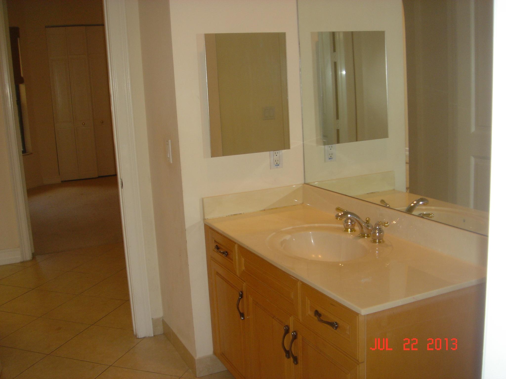 7128 Vía Marbella Boca Raton, FL 33433 - Photo 7 of 54 Guest bathroom