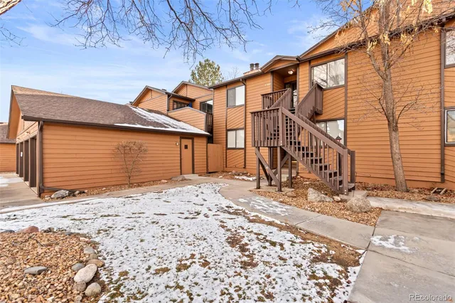 a view of a house with backyard and trees