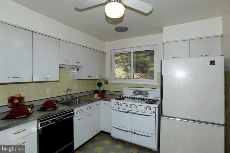 10709 Lockridge Drive Silver Spring, MD 20901 - Photo 7 of 17 Kitchen