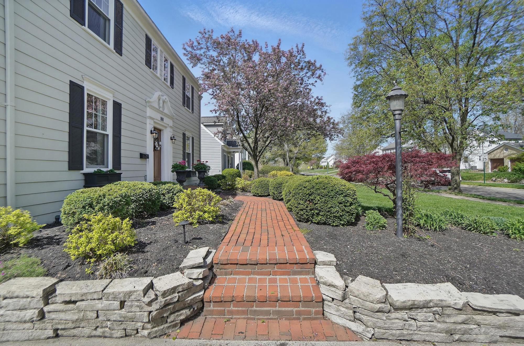 1611 Grenoble Road Columbus, OH 43221 - Photo 4 of 54 5_004