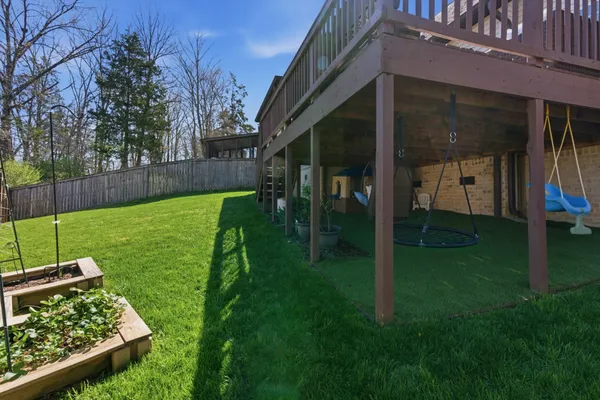 a view of a house with backyard
