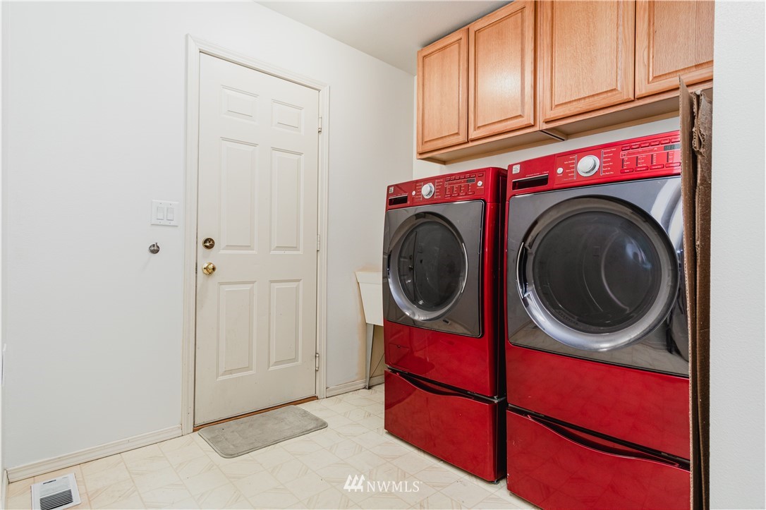 9645 South 194th Street Renton, WA 98055 - Photo 24 of 35 a utility room with dryer and washer
