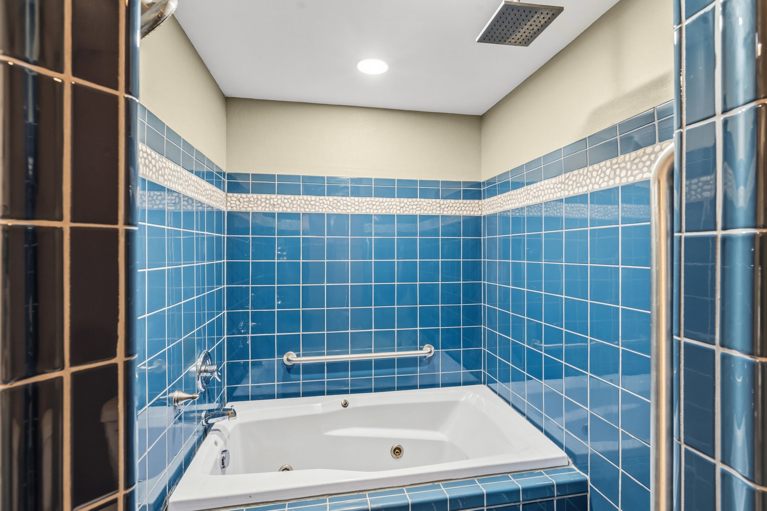 1698 Davis Creek Road Selma, OR 97538 - Photo 21 of 42 20 Primary Bathroom