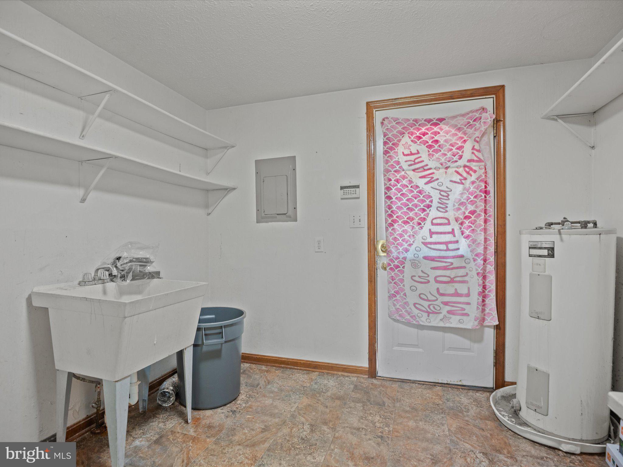 4340 Huntingtown Road Huntingtown, MD 20639 - Photo 26 of 42 a workspace with furniture