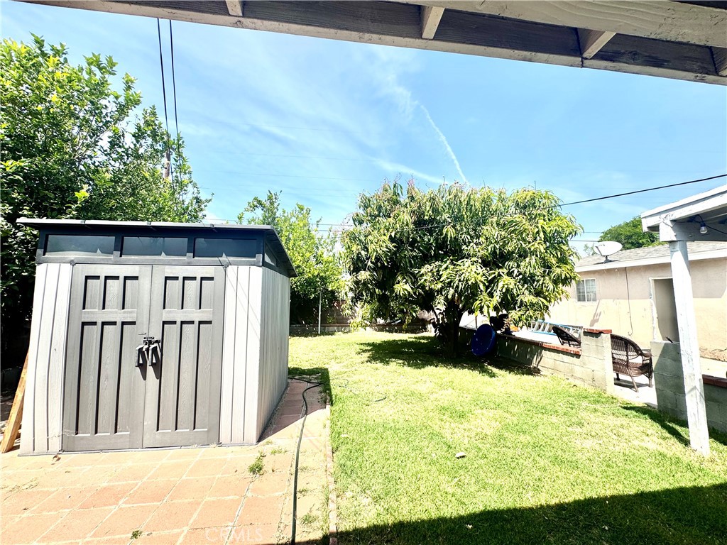 1042 North Alice Avenue Rialto, CA 92376 - Photo 22 of 31 a view of back yard of the house