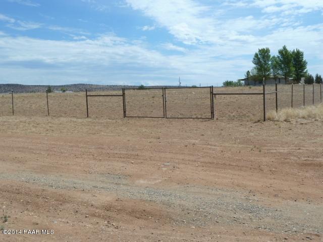 25405 North High Desert Road Paulden, AZ 86334 - Photo 2 of 10 a view of a yard