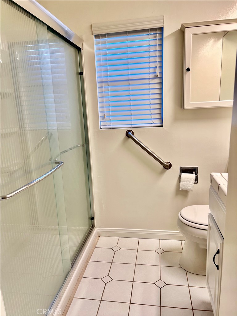 5518 Riviera Way Torrance, CA 90505 - Photo 17 of 31 Main Bath