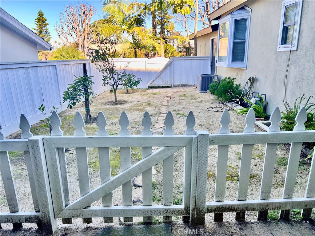 5518 Riviera Way Torrance, CA 90505 - Photo 25 of 31 Enclosed Side Yard