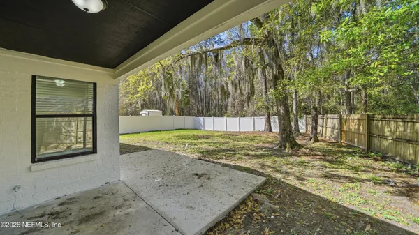 a view of a backyard