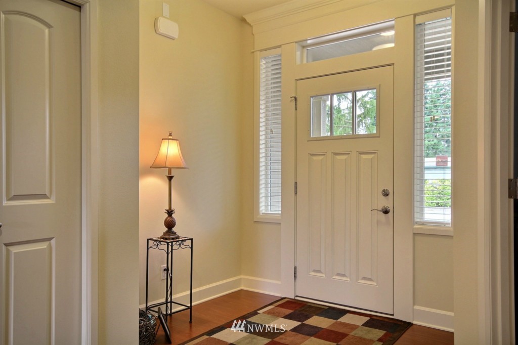 808 Hoquiam Avenue Northeast Renton, WA 98059 - Photo 2 of 19 Gallery Image 2