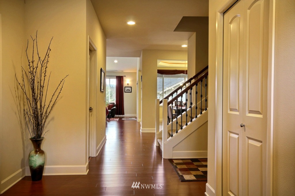 808 Hoquiam Avenue Northeast Renton, WA 98059 - Photo 3 of 19 Gallery Image 3