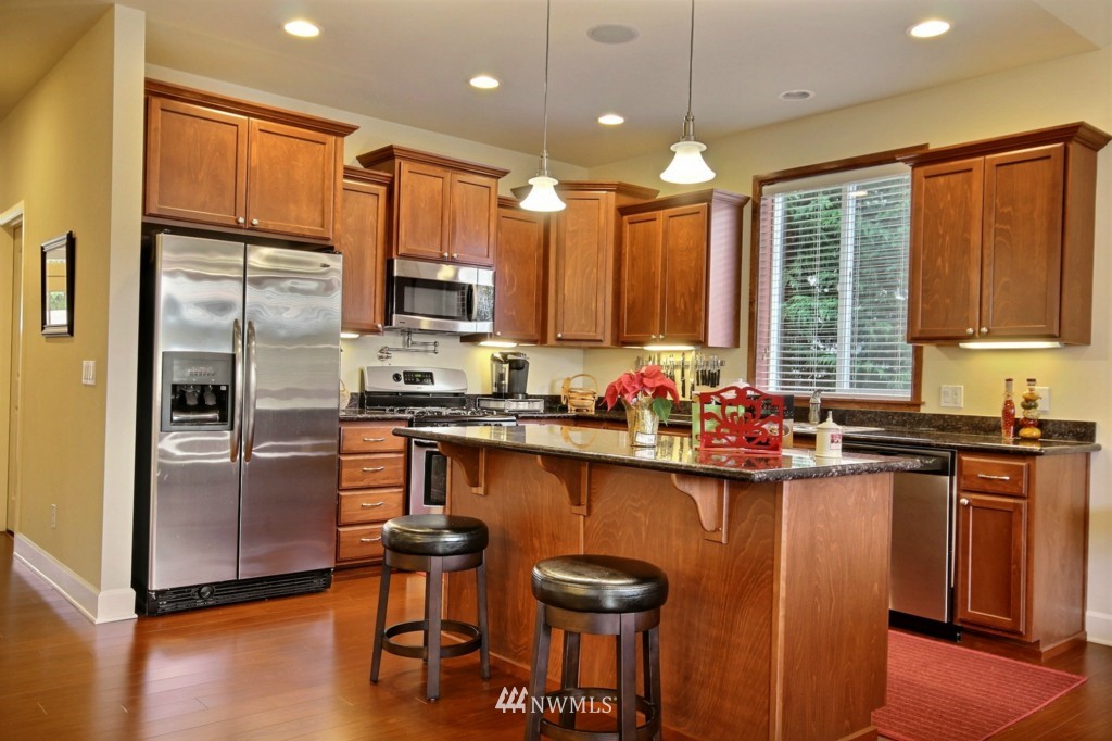 808 Hoquiam Avenue Northeast Renton, WA 98059 - Photo 4 of 19 Gallery Image 4