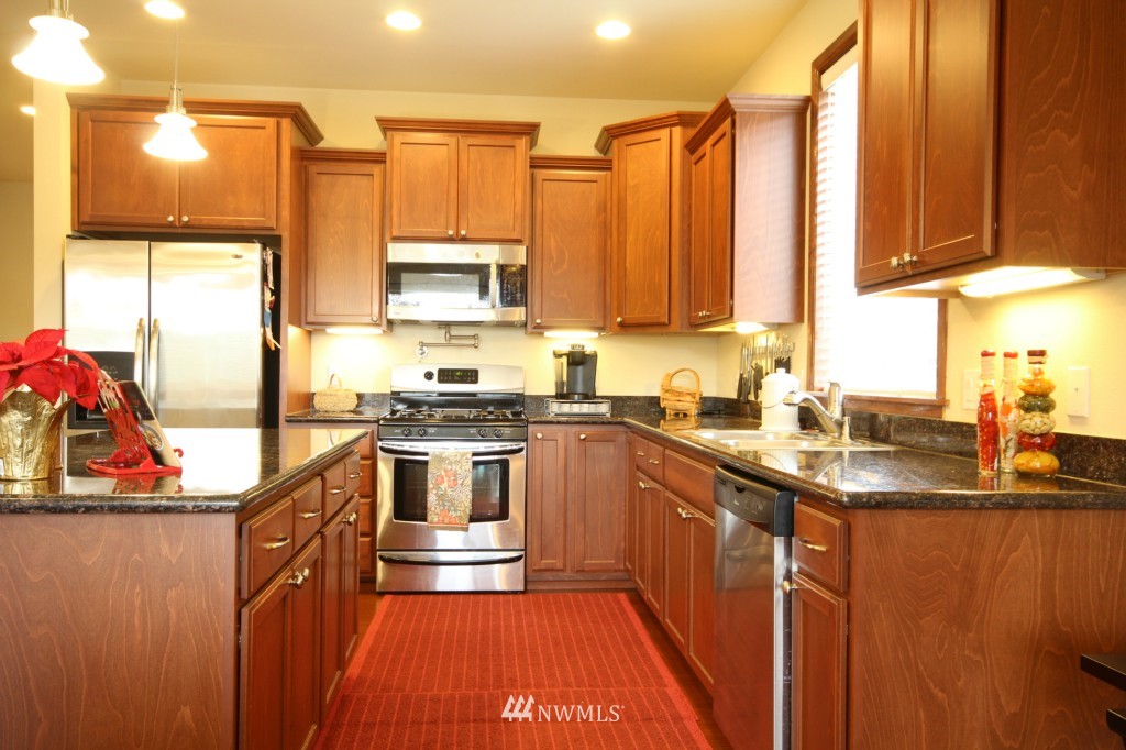 808 Hoquiam Avenue Northeast Renton, WA 98059 - Photo 5 of 19 Gallery Image 5