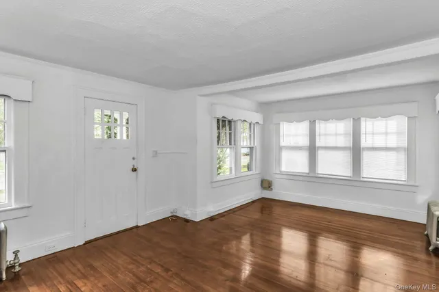 a view of a yard with a house