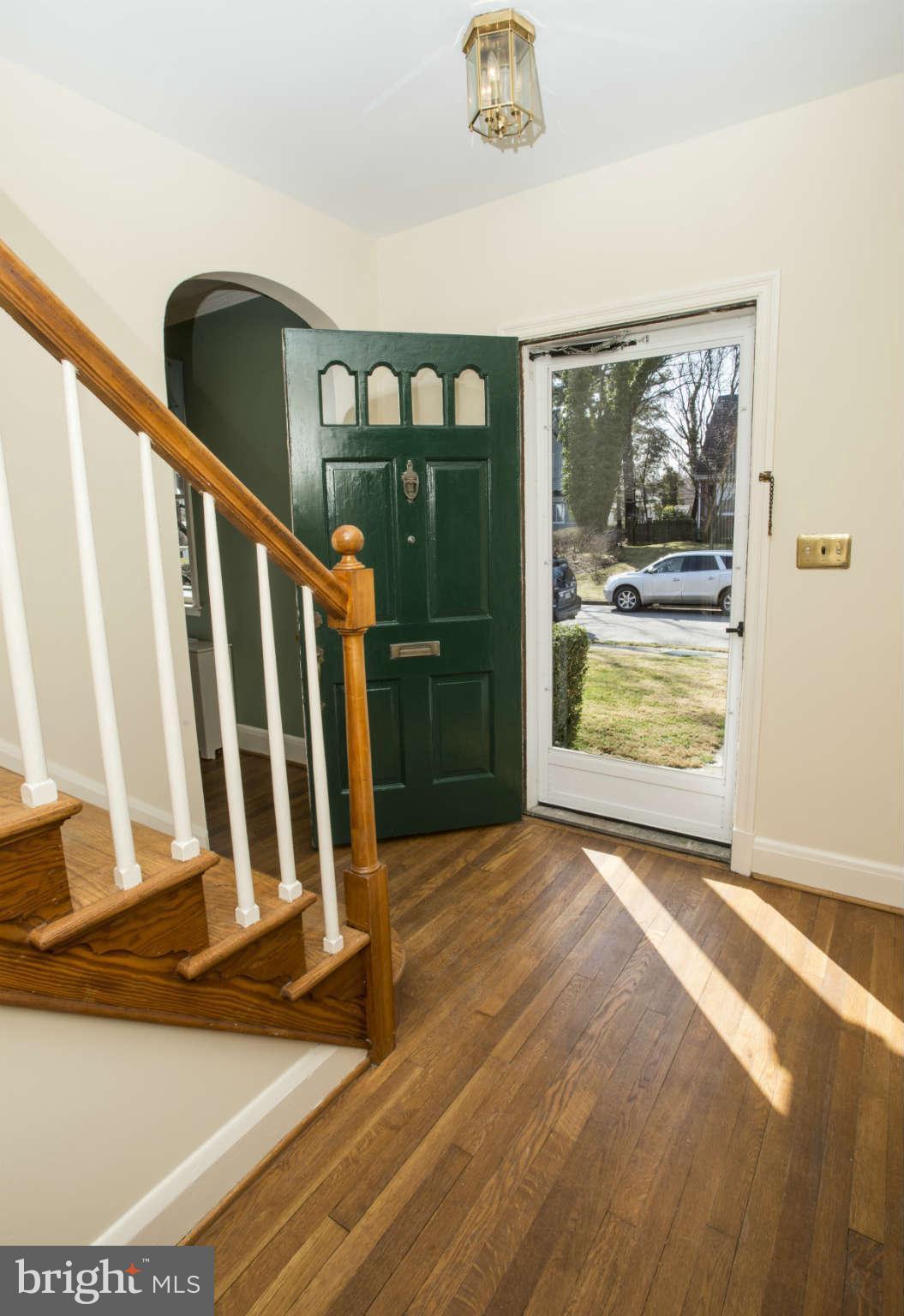 600 Sussex Road Baltimore, MD 21286 - Photo 3 of 30 Sunny Foyer