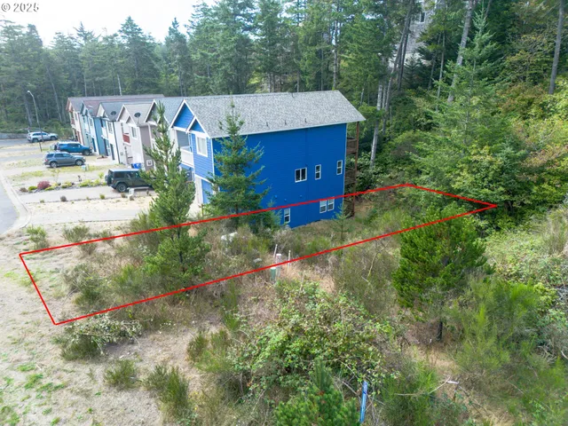 a view of a barn in the middle of a yard
