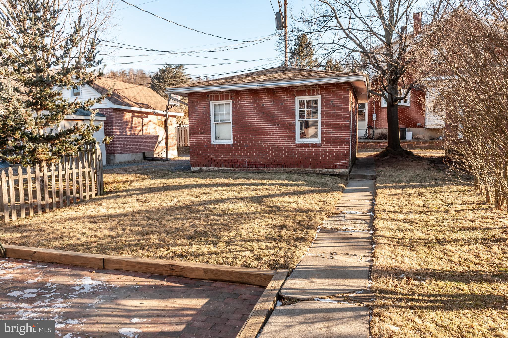 305 North Waverly Street Reading, PA 19607 - Photo 14 of 18 Yard and detached garage