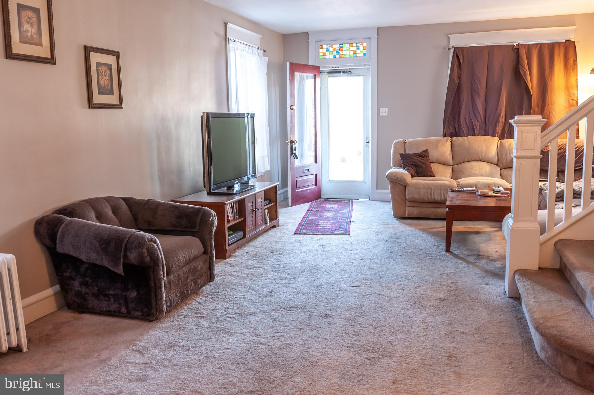 305 North Waverly Street Reading, PA 19607 - Photo 6 of 18 Living Room