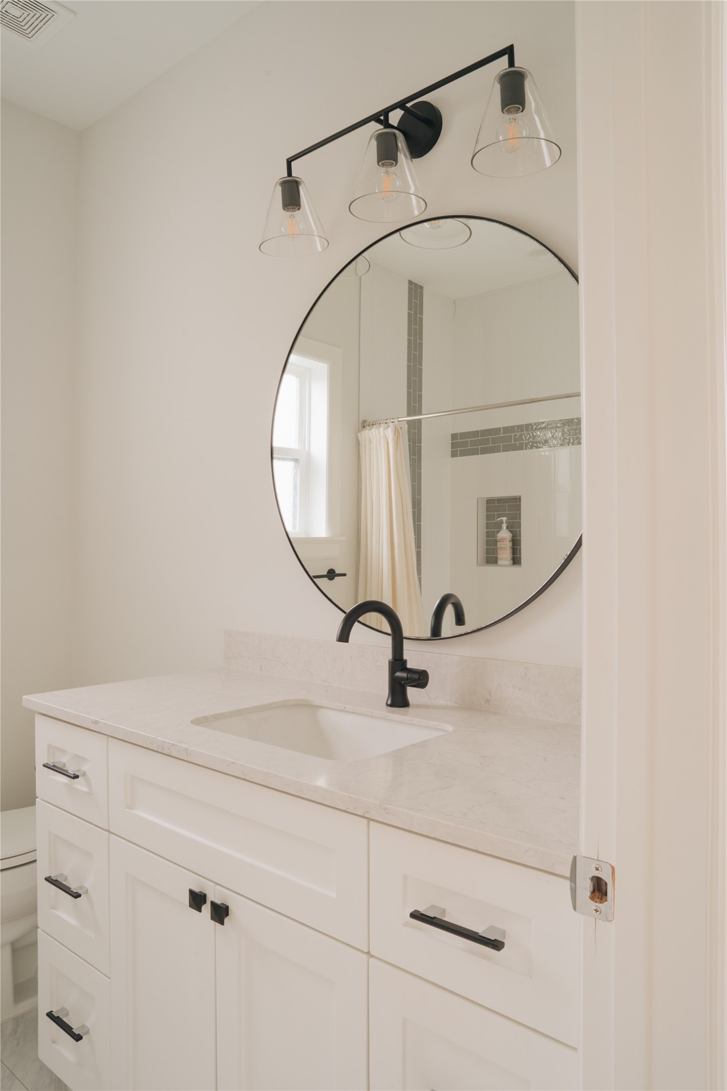 3817 Aberdeen Way Houston, TX 77025 - Photo 35 of 45 En suite bath with shower over tub.