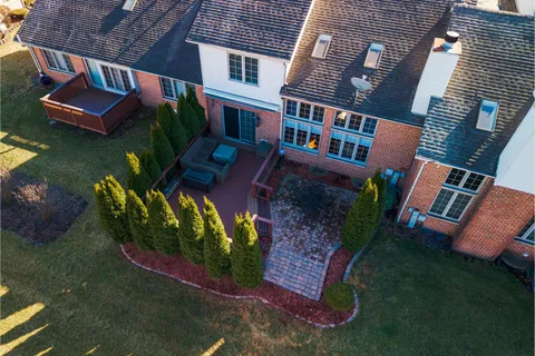 $375,000 | 6702 Pondview Drive, Tinley Park, IL 60477