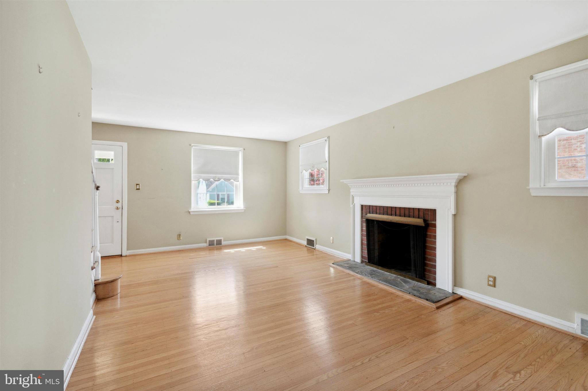1500 Dorchester Road Havertown, PA 19083 - Photo 6 of 25 Living Room
