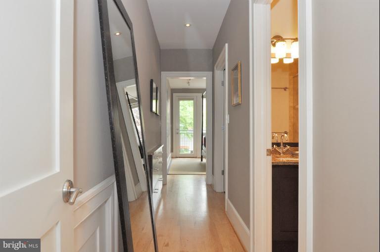 1433 R Street Northwest, Unit 2 Washington, DC 20009 - Photo 14 of 22 Bath (Master)