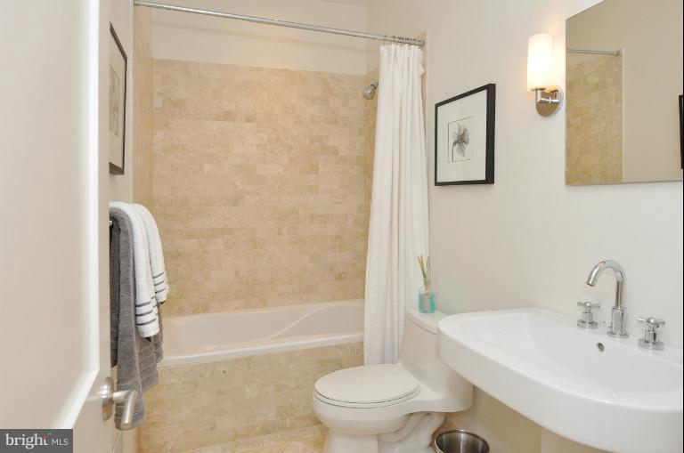 1433 R Street Northwest, Unit 2 Washington, DC 20009 - Photo 15 of 22 Bath