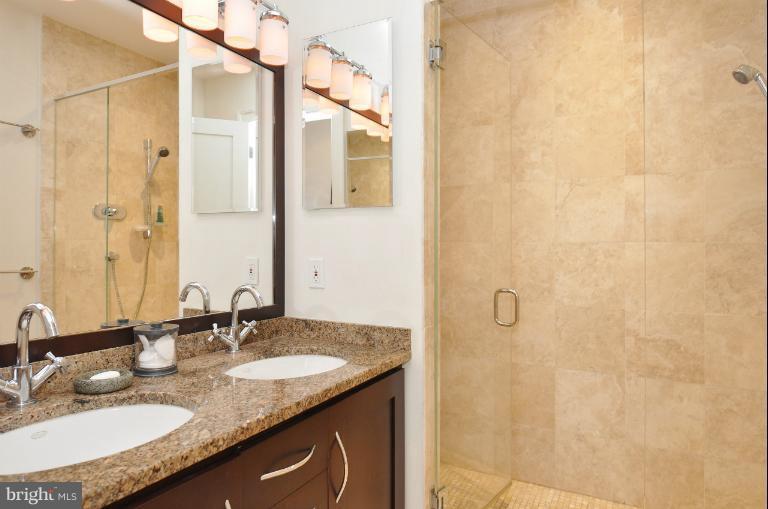 1433 R Street Northwest, Unit 2 Washington, DC 20009 - Photo 16 of 22 Bath (Master)