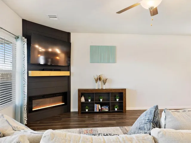 $495,000 | 223 Briarwood Lane, Lake Dallas, TX 75065