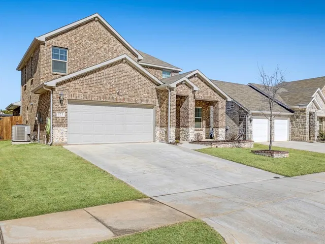 $495,000 | 223 Briarwood Lane, Lake Dallas, TX 75065