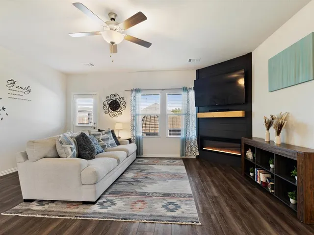 $495,000 | 223 Briarwood Lane, Lake Dallas, TX 75065