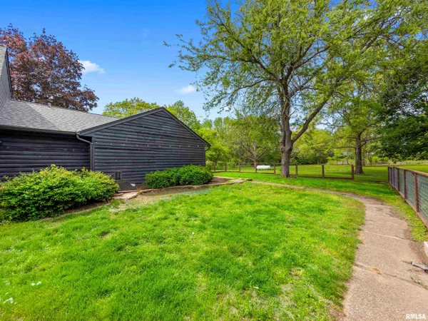 $330,000 | 3207 East Hidden Valley Lane, Chillicothe, IL 61523