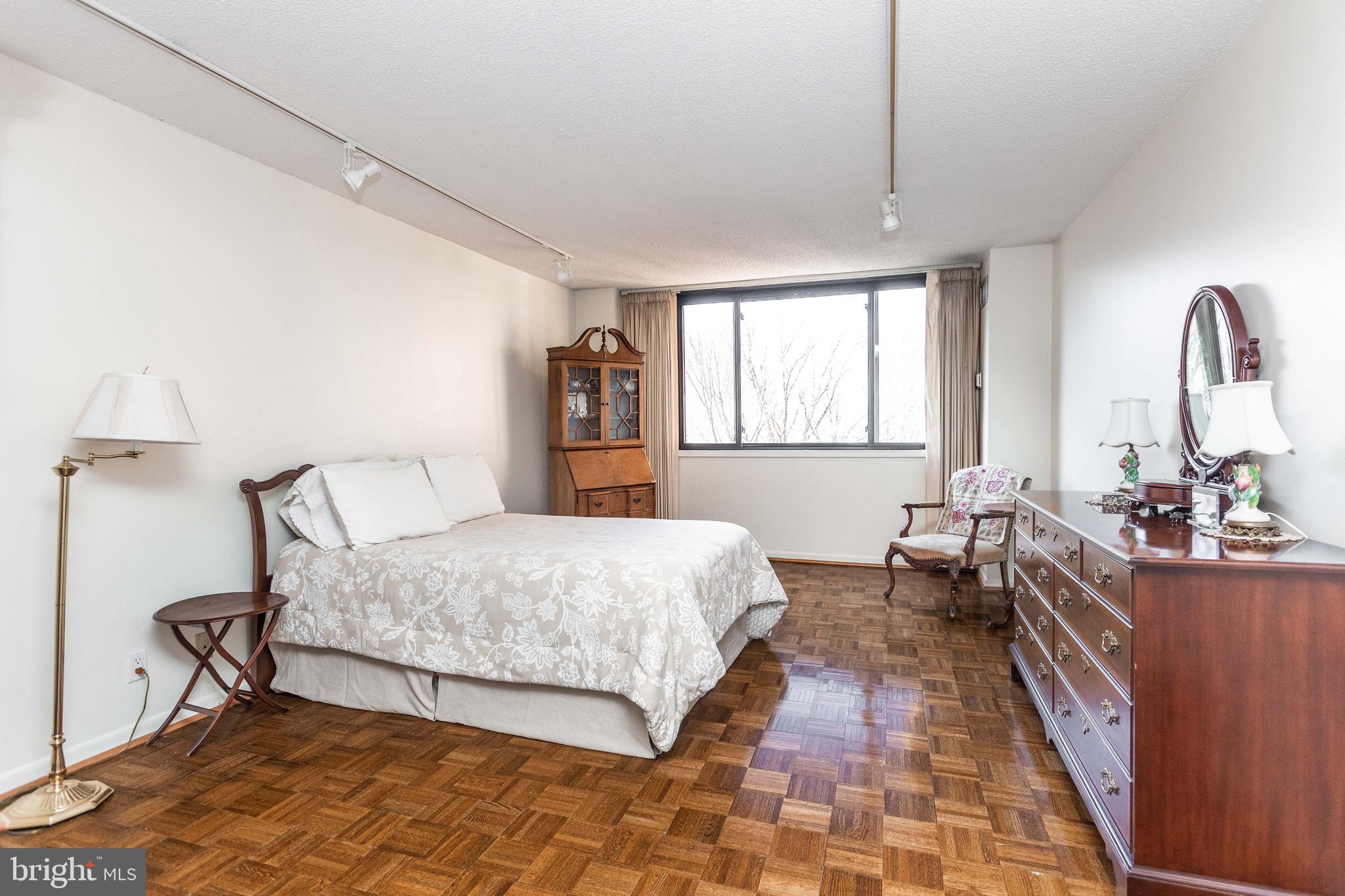 111 Hamlet Hill Road, Unit 906 Baltimore, MD 21210 - Photo 21 of 28 Primary bedroom